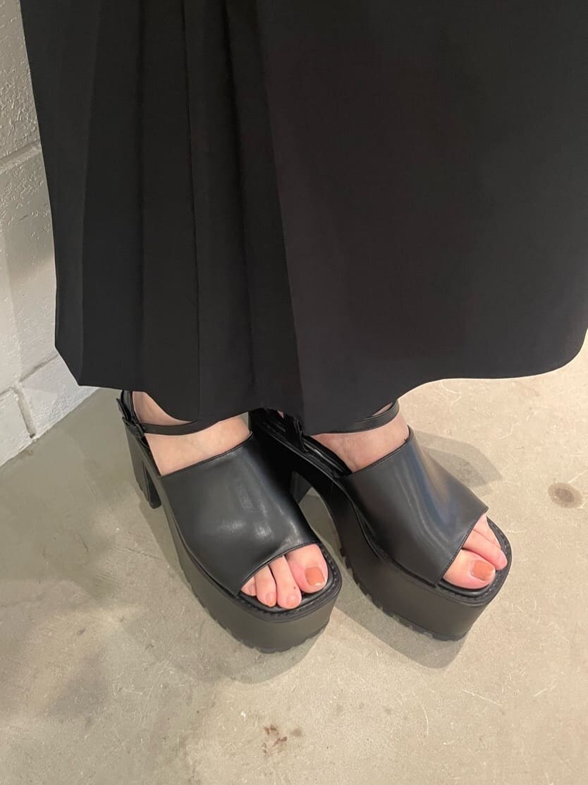 ホワイト系のシャツ/ブラウス、ブラック系のスカート、ブラック系のサンダルを着用したレディースの夏コーディネートの7枚目の写真