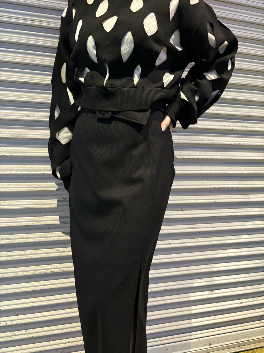 ブラック系のローファー、ブラック系のスカート、ブラック系のニット/セーターを着用したレディースの冬コーディネートの5枚目の写真