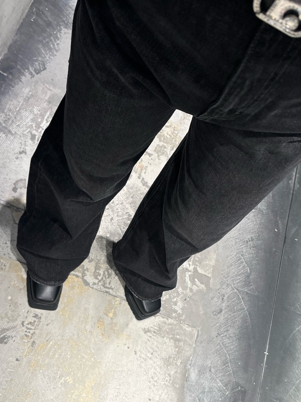 ブルー系のデニムパンツ、グレー系のニット/セーター、ブラック系のブーツを着用したレディースの秋コーディネートの6枚目の写真