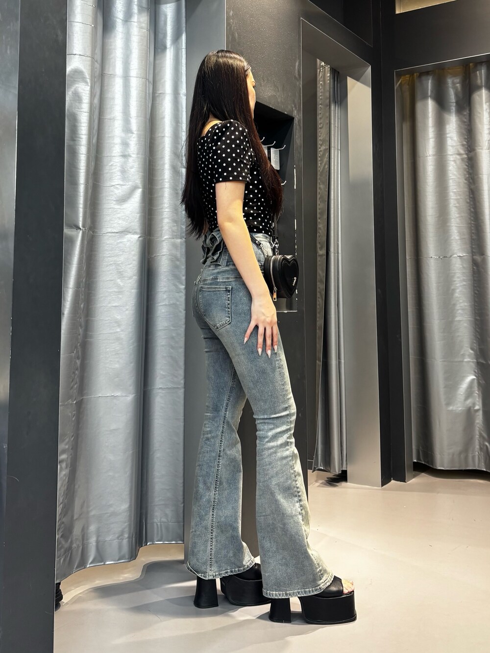 ブラック系のサンダル、ブルー系のデニムパンツ、その他のTシャツ/カットソーを着用したレディースの夏コーディネートの2枚目の写真
