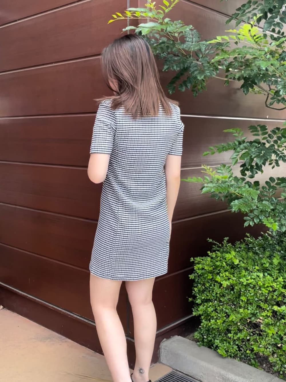 その他のワンピース、ブラック系のサンダル、ホワイト系のタンクトップを着用したレディースの夏コーディネートの2枚目の写真