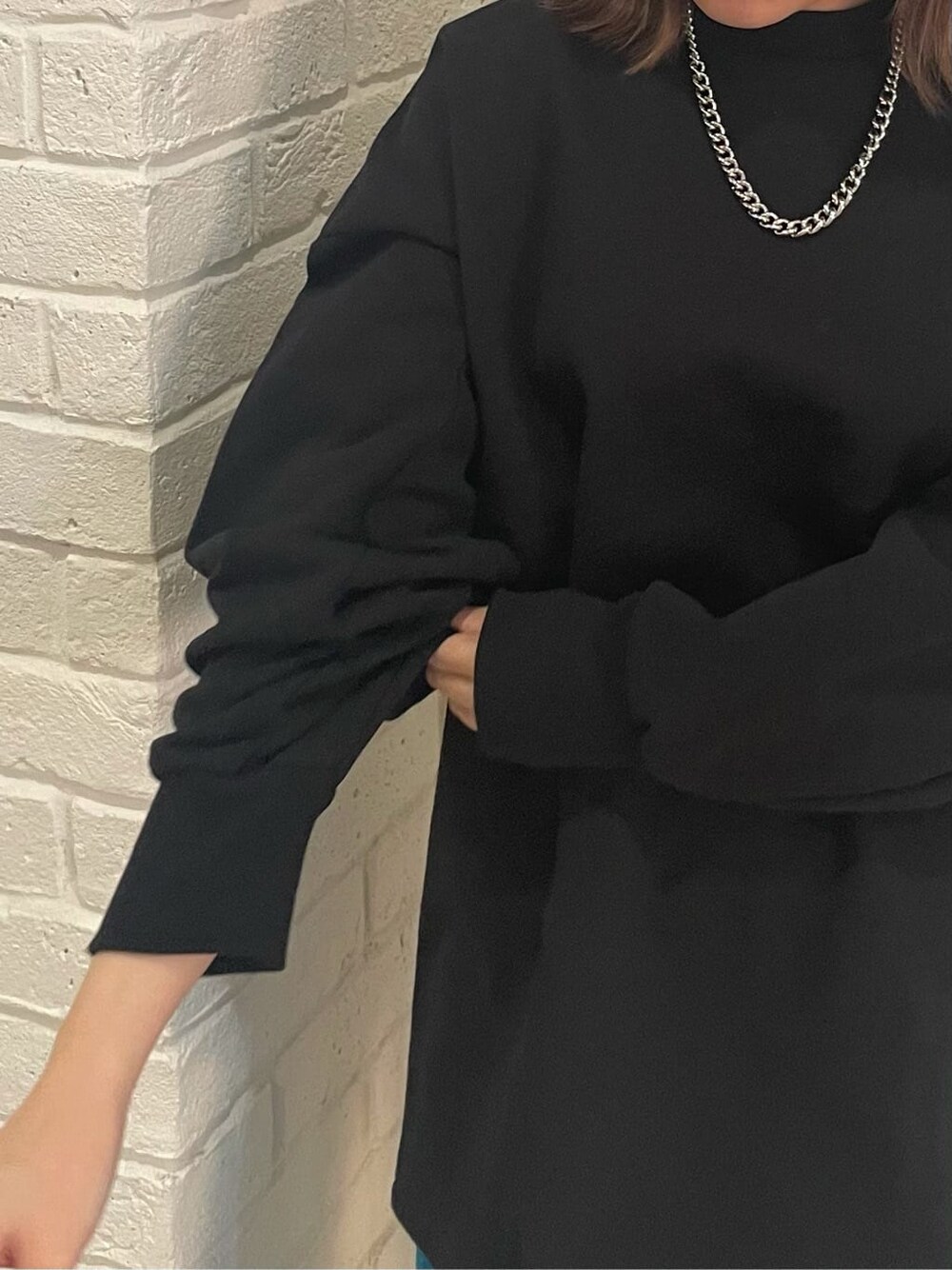 ブラック系のブーツ、ブラック系のTシャツ/カットソー、ブルー系のその他パンツを着用したレディースの冬コーディネートの5枚目の写真