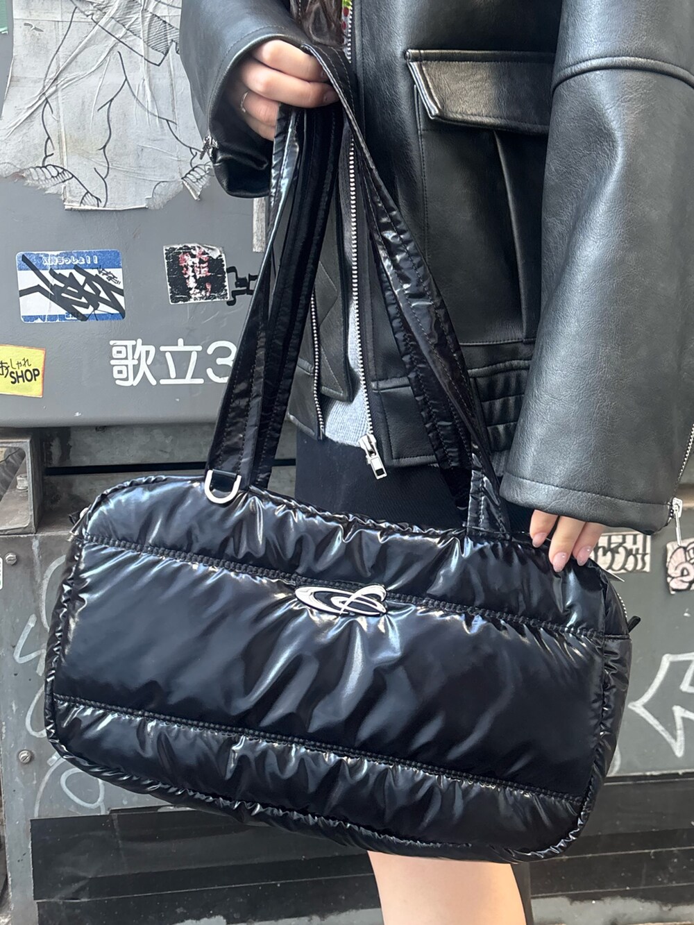 ブラック系のブーツ、ブラック系のスカート、ブラック系のブルゾンを着用したレディースの冬コーディネートの8枚目の写真