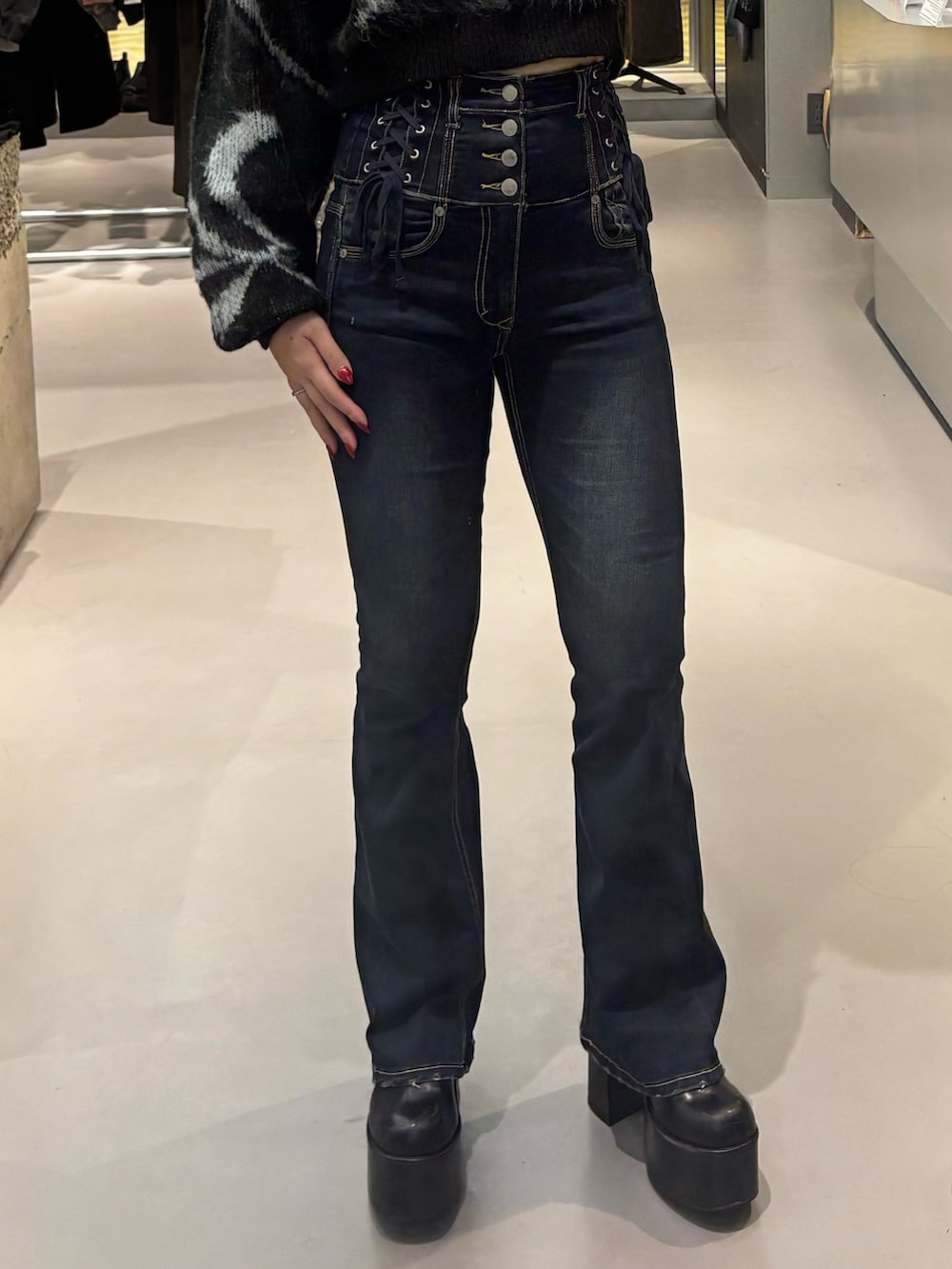 ブラック系のブーツ、ブルー系のデニムパンツ、ブラック系のニット/セーターを着用したレディースの秋コーディネートの5枚目の写真