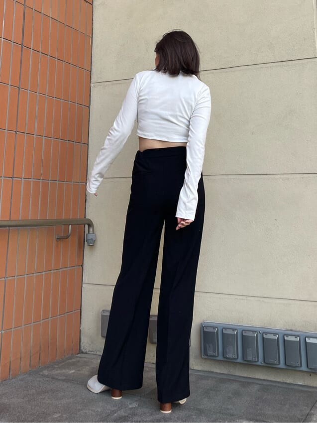 ブラック系のその他パンツ、グレー系のブーツ、ホワイト系のTシャツ/カットソーを着用したレディースの春コーディネートの3枚目の写真