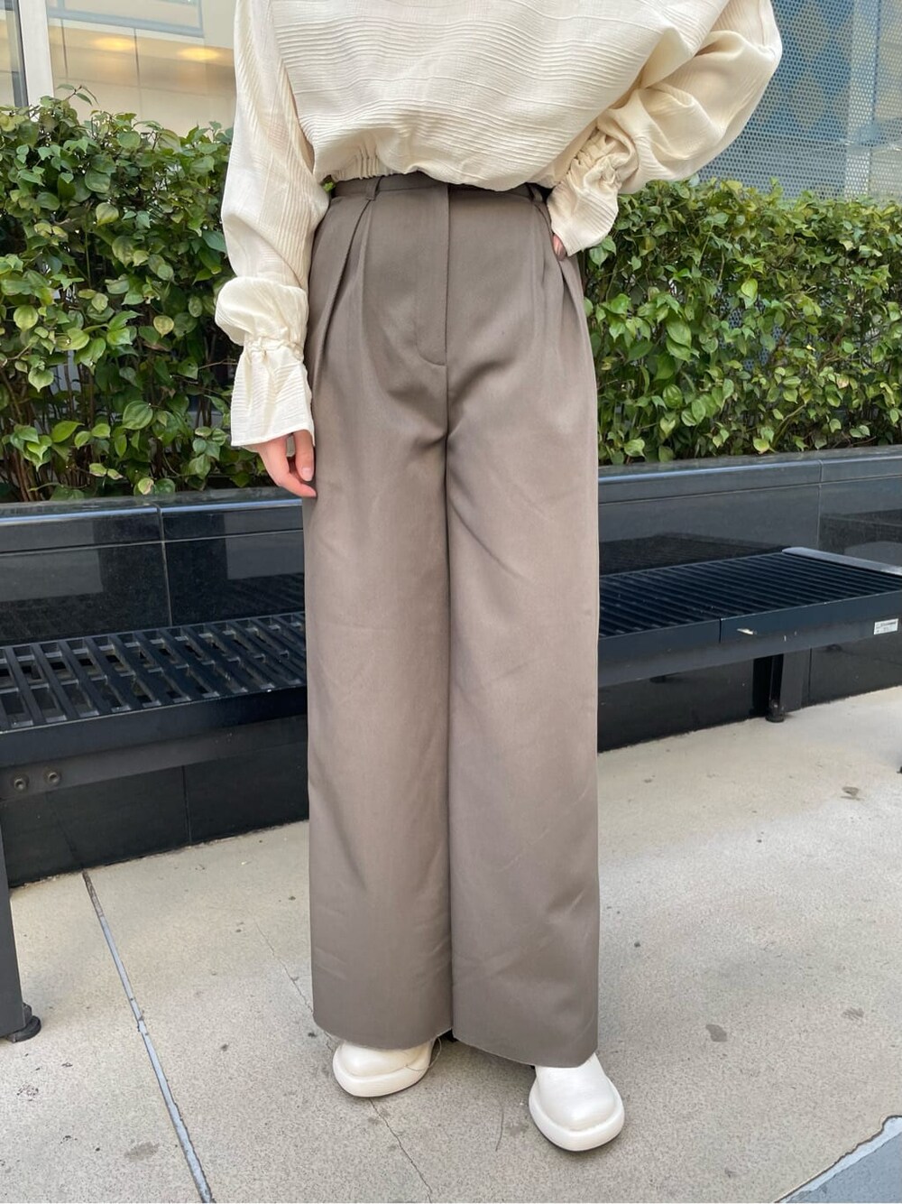 ホワイト系のパンプス、ブラウン系のその他パンツ、ホワイト系のシャツ/ブラウスを着用したレディースの春コーディネートの6枚目の写真