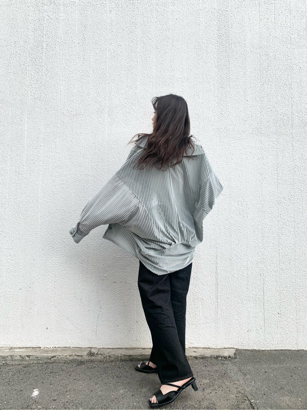 グリーン系のシャツ/ブラウス、ブラック系のサンダル、ブラック系のデニムパンツを着用したレディースの春コーディネートの4枚目の写真