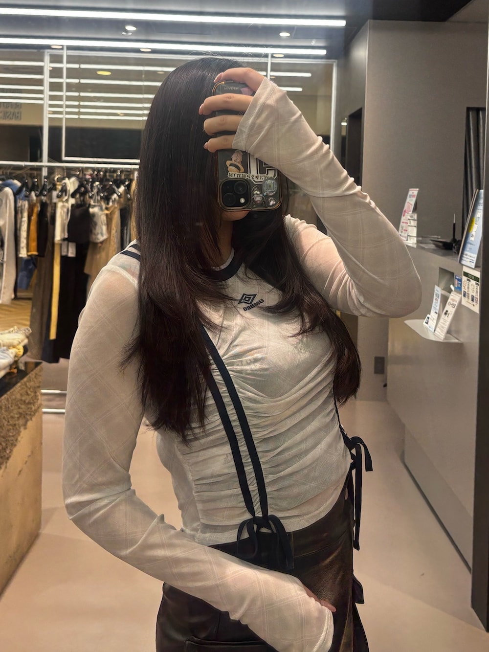 ブラック系のサンダル、ブラック系のその他パンツ、ホワイト系のTシャツ/カットソーを着用したレディースの春コーディネートの4枚目の写真