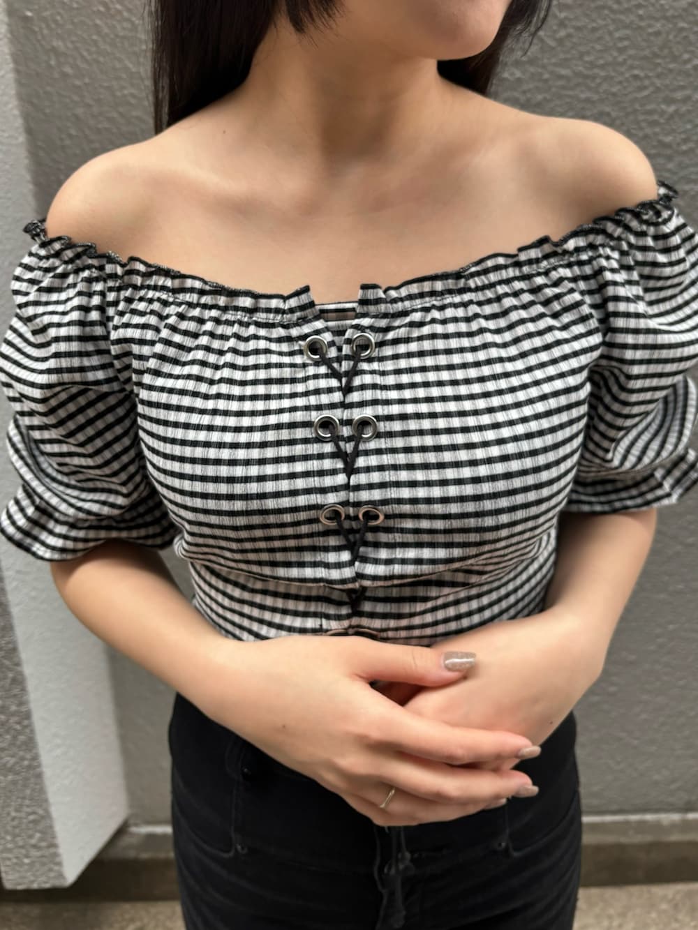 その他のTシャツ/カットソー、ブラック系のデニムパンツ、ブラック系のサンダルを着用したレディースの春コーディネートの4枚目の写真