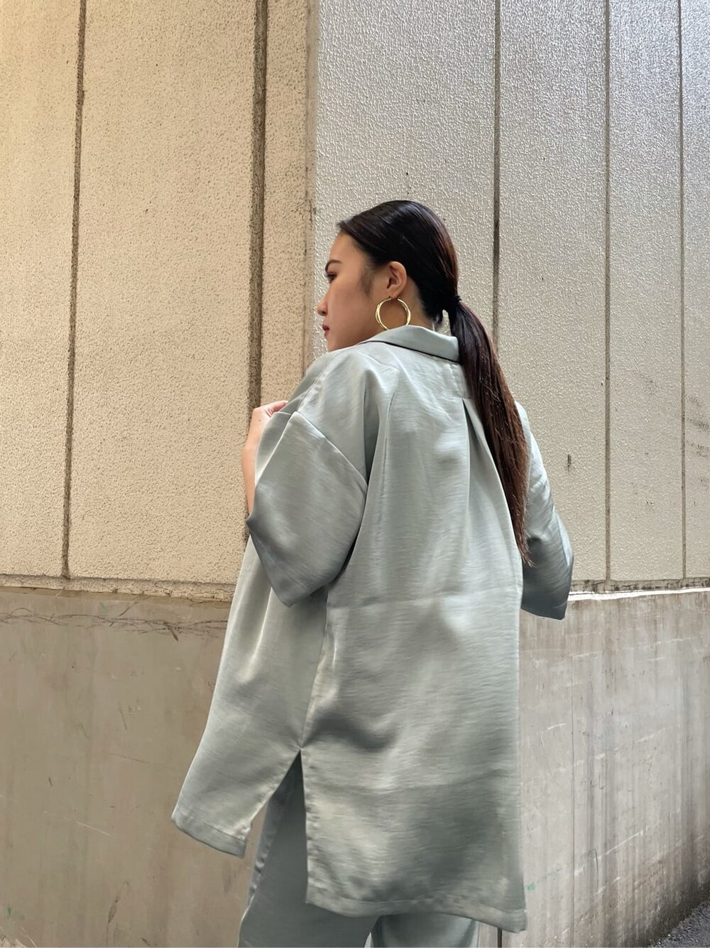 ホワイト系のタンクトップ、グリーン系のシャツ/ブラウス、グリーン系のその他パンツを着用したレディースの夏コーディネートの3枚目の写真