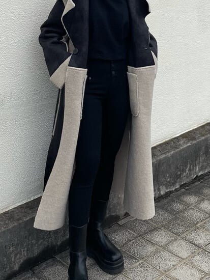 ブラック系のTシャツ/カットソー、ブラック系のデニムパンツ、ブラック系のムートンコートを着用したレディースの秋コーディネートの6枚目の写真