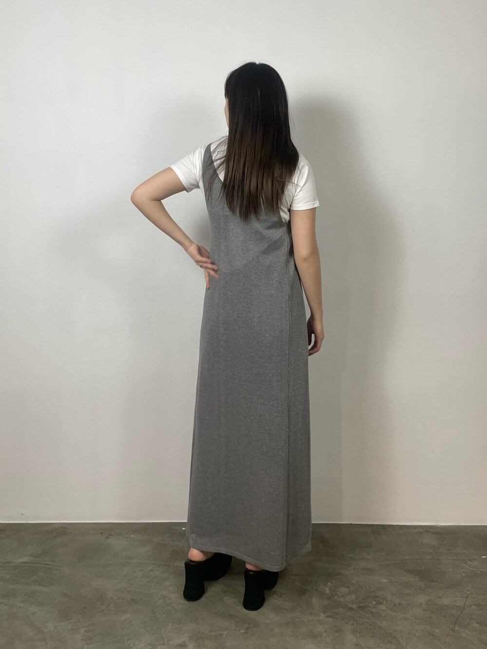 ブラック系のスカート、ホワイト系のTシャツ/カットソー、ブラック系のサンダルを着用したレディースの夏コーディネートの3枚目の写真