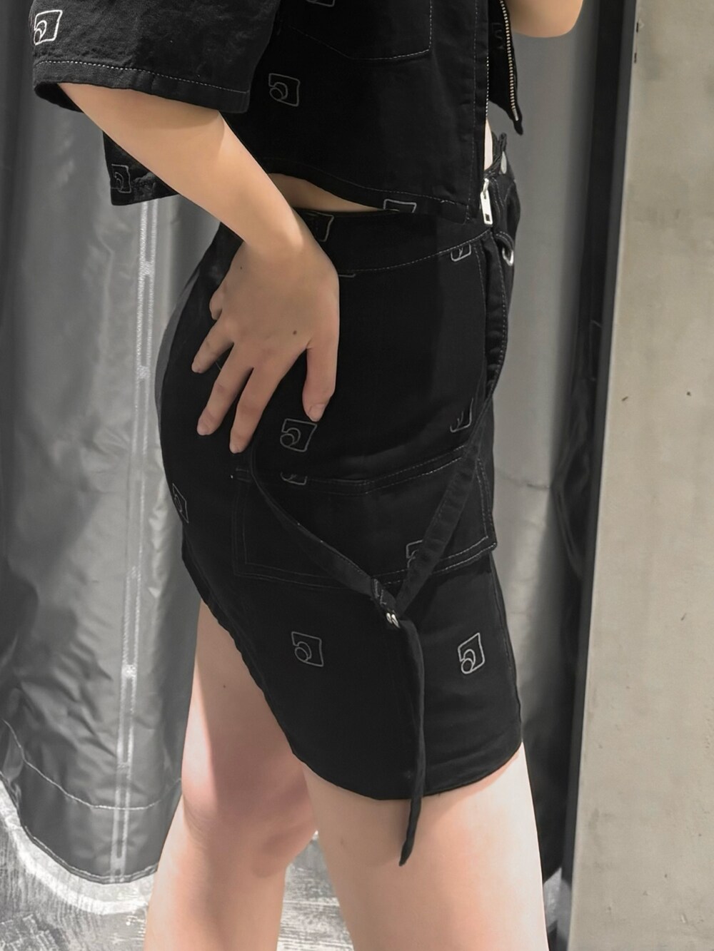 ブラック系のシャツ/ブラウス、ブラック系のデニムスカート、ブラック系のサンダルを着用したレディースの夏コーディネートの5枚目の写真