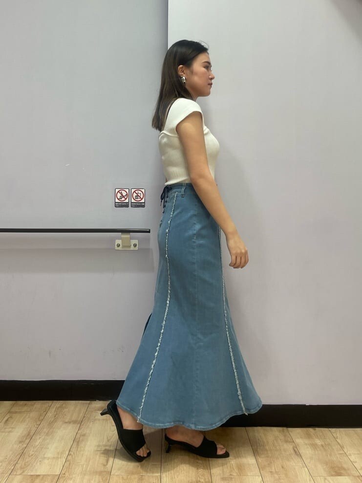 ホワイト系のタンクトップ、ブルー系のスカート、ブラック系のサンダルを着用したレディースの夏コーディネートの2枚目の写真