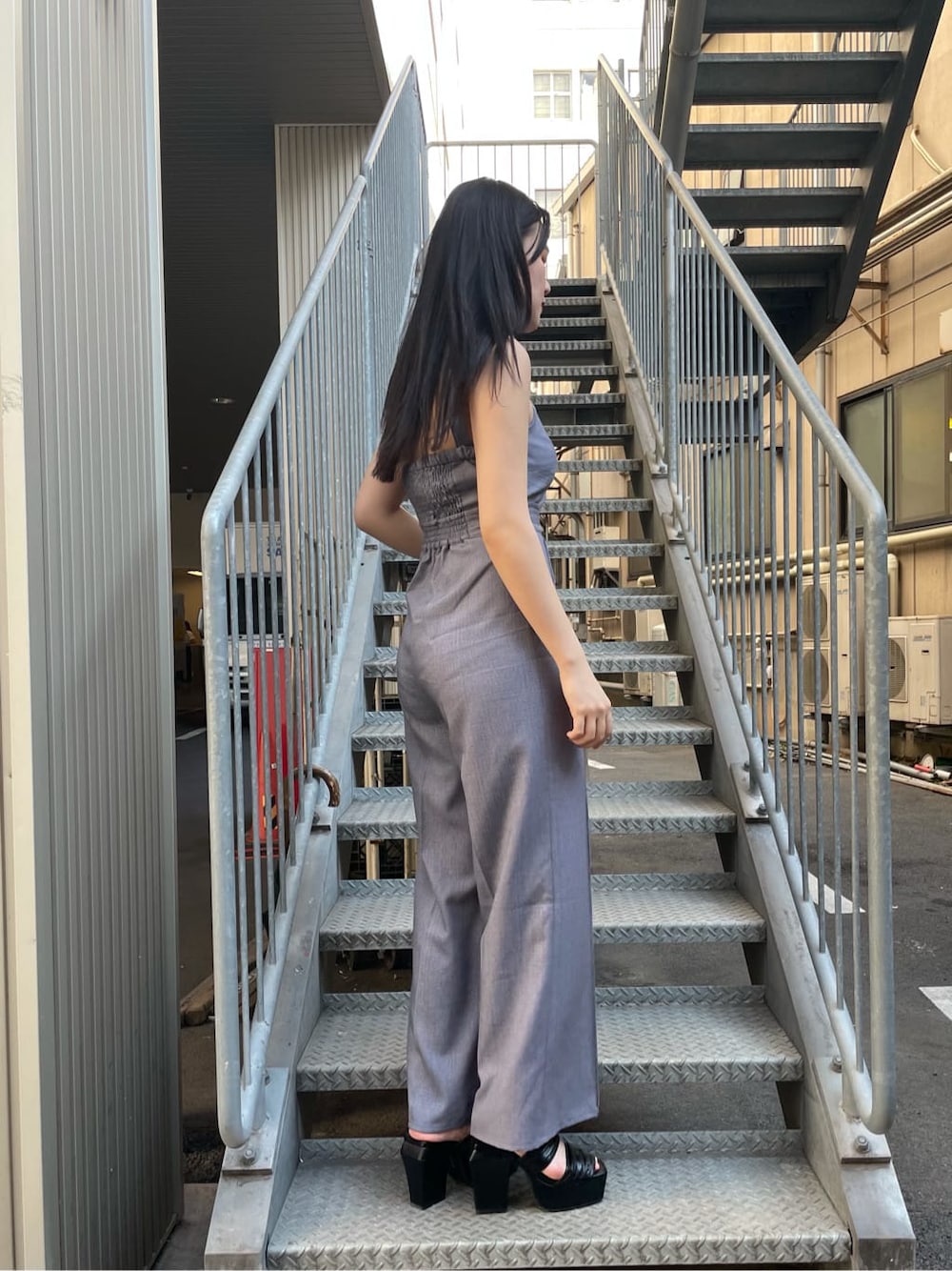 グレー系のつなぎ/オールインワン、ブラック系のサンダル、ゴールド系のネックレスを着用したレディースの夏コーディネートの5枚目の写真