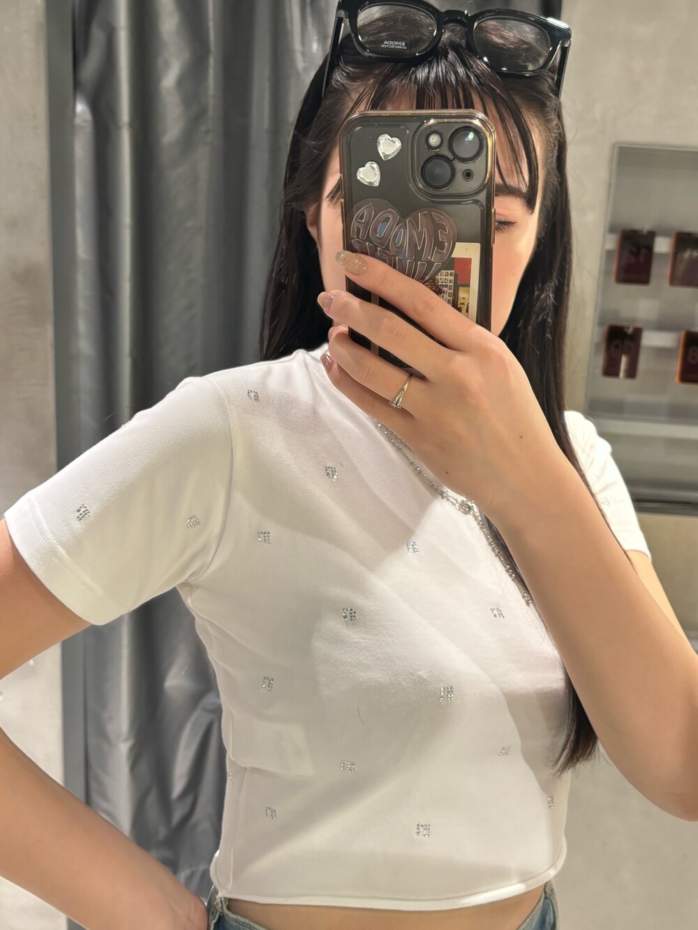 ブルー系のデニムパンツ、ブラック系のサンダル、ホワイト系のTシャツ/カットソーを着用したレディースの春コーディネートの3枚目の写真