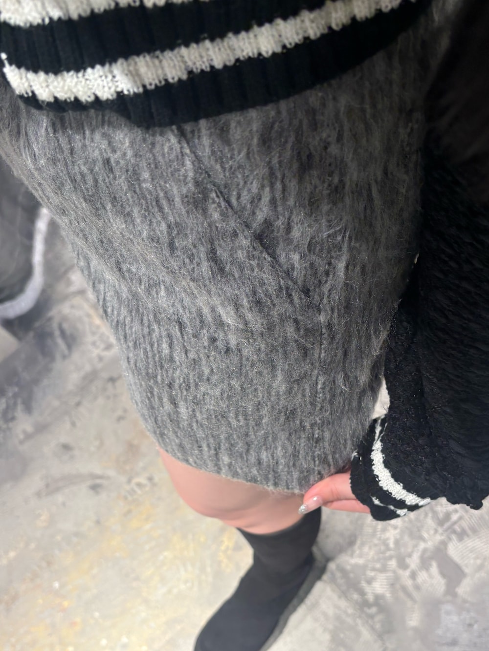 ブラック系のブーツ、ブラック系のカーディガン/ボレロ、グレー系のその他パンツを着用したレディースの冬コーディネートの5枚目の写真