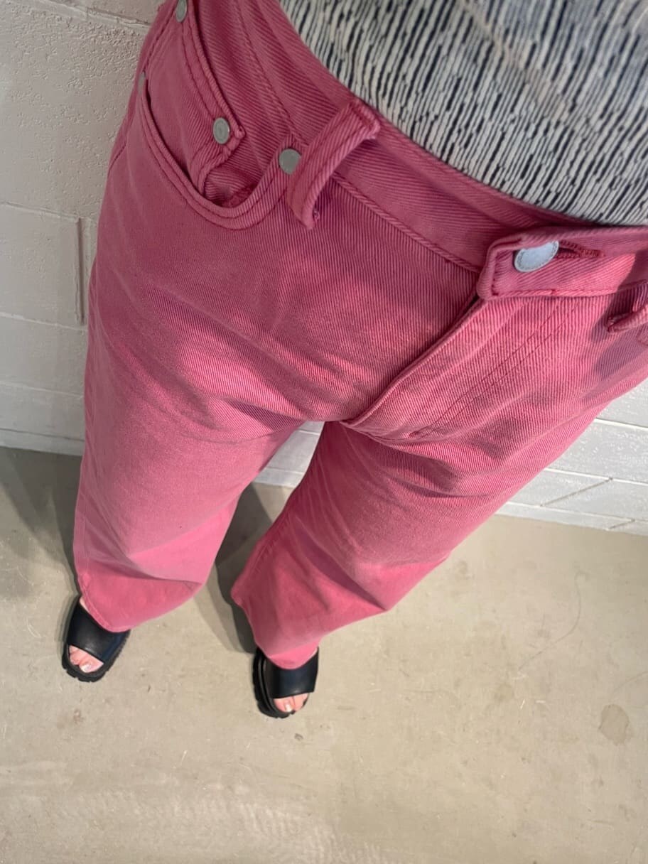 ピンク系のデニムパンツ、ブラック系のサンダル、グレー系のTシャツ/カットソーを着用したレディースの夏コーディネートの7枚目の写真