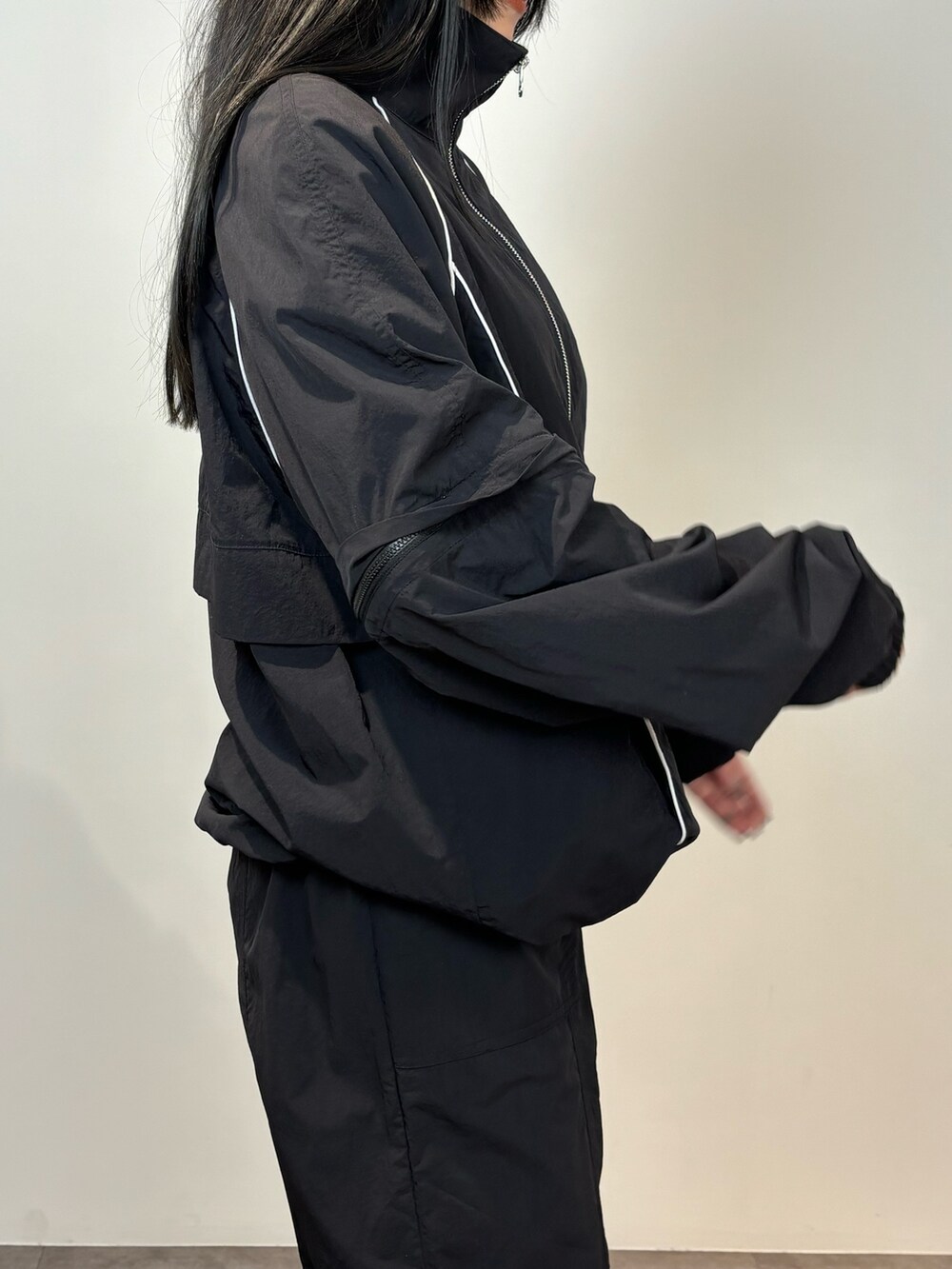 ブラック系のブルゾン、ブラック系のその他パンツ、ブラック系のスニーカーを着用したレディースの春コーディネートの4枚目の写真