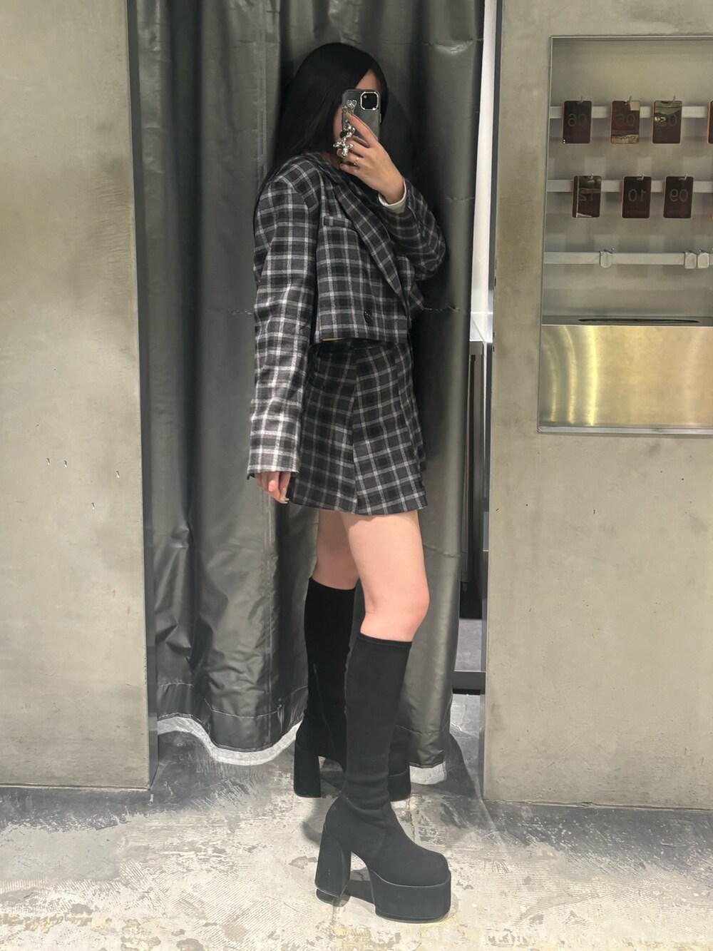 その他のテーラードジャケット、その他のスカート、ブラック系のブーツを着用したレディースの秋コーディネートの2枚目の写真