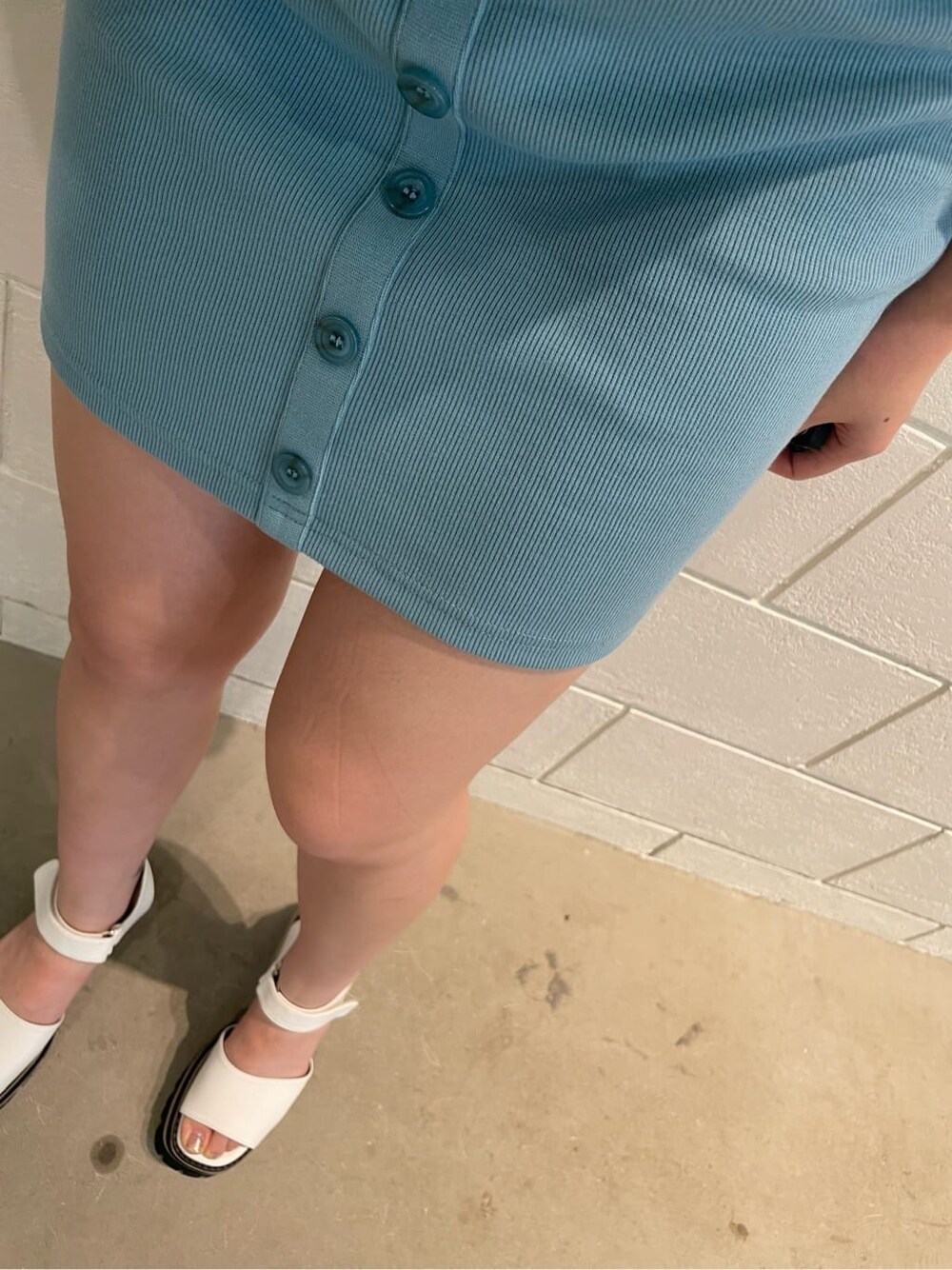 ブルー系のワンピース、ホワイト系のサンダルを着用したレディースの夏コーディネートの7枚目の写真