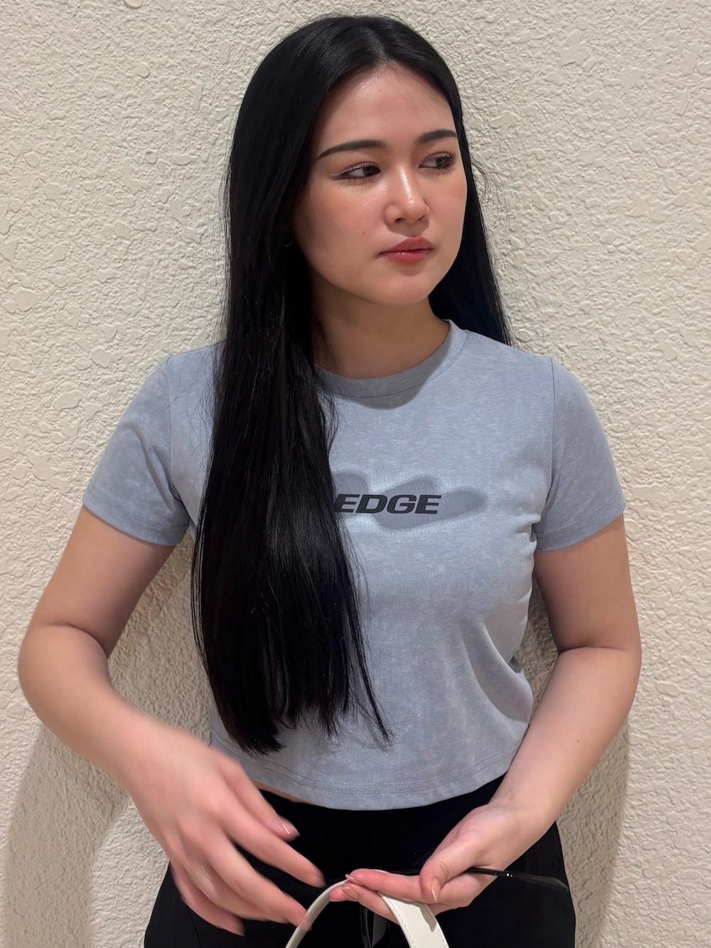 ホワイト系のパンプス、ブラック系のその他パンツ、ブラック系のその他パンツを着用したレディースの春コーディネートの3枚目の写真