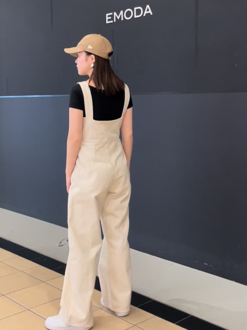ホワイト系のつなぎ/オールインワン、ブラック系のTシャツ/カットソーを着用したレディースの夏コーディネートの2枚目の写真