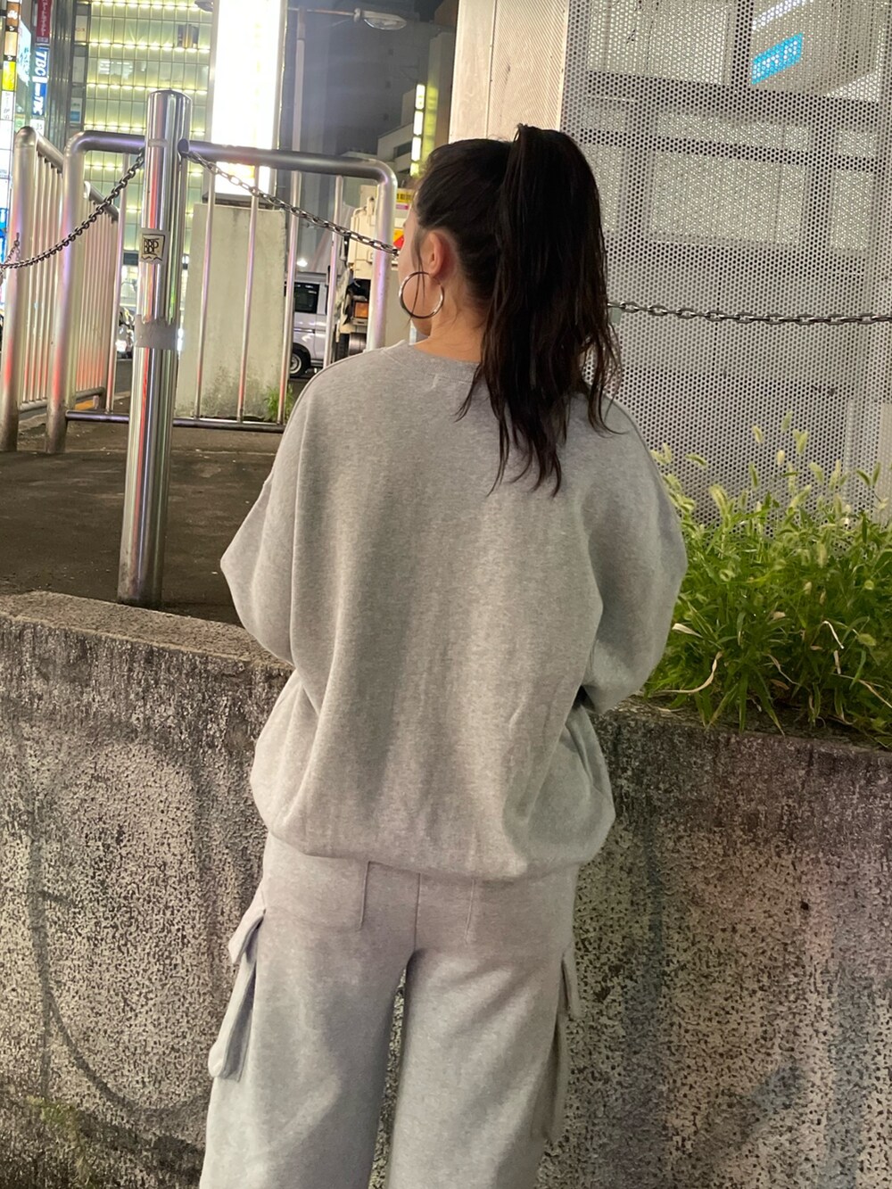 グレー系のTシャツ/カットソー、グレー系のスウェットパンツ、ブラック系のブーツを着用したレディースの秋コーディネートの5枚目の写真