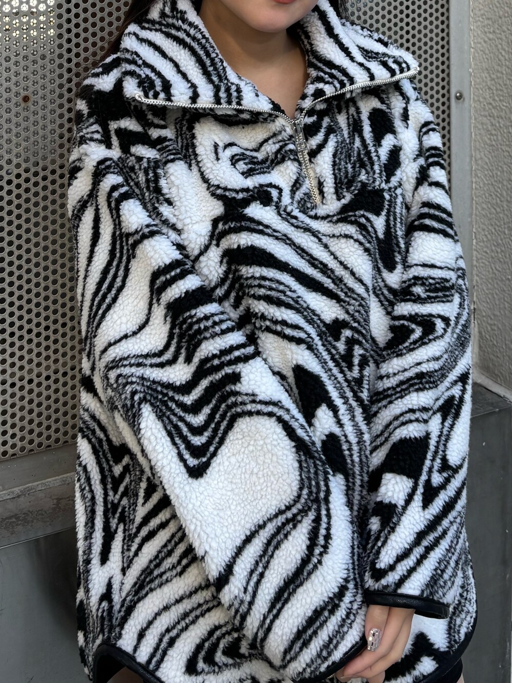 ブラック系のスカート、ブラック系のブーツ、ブラック系のTシャツ/カットソーを着用したレディースの秋コーディネートの4枚目の写真