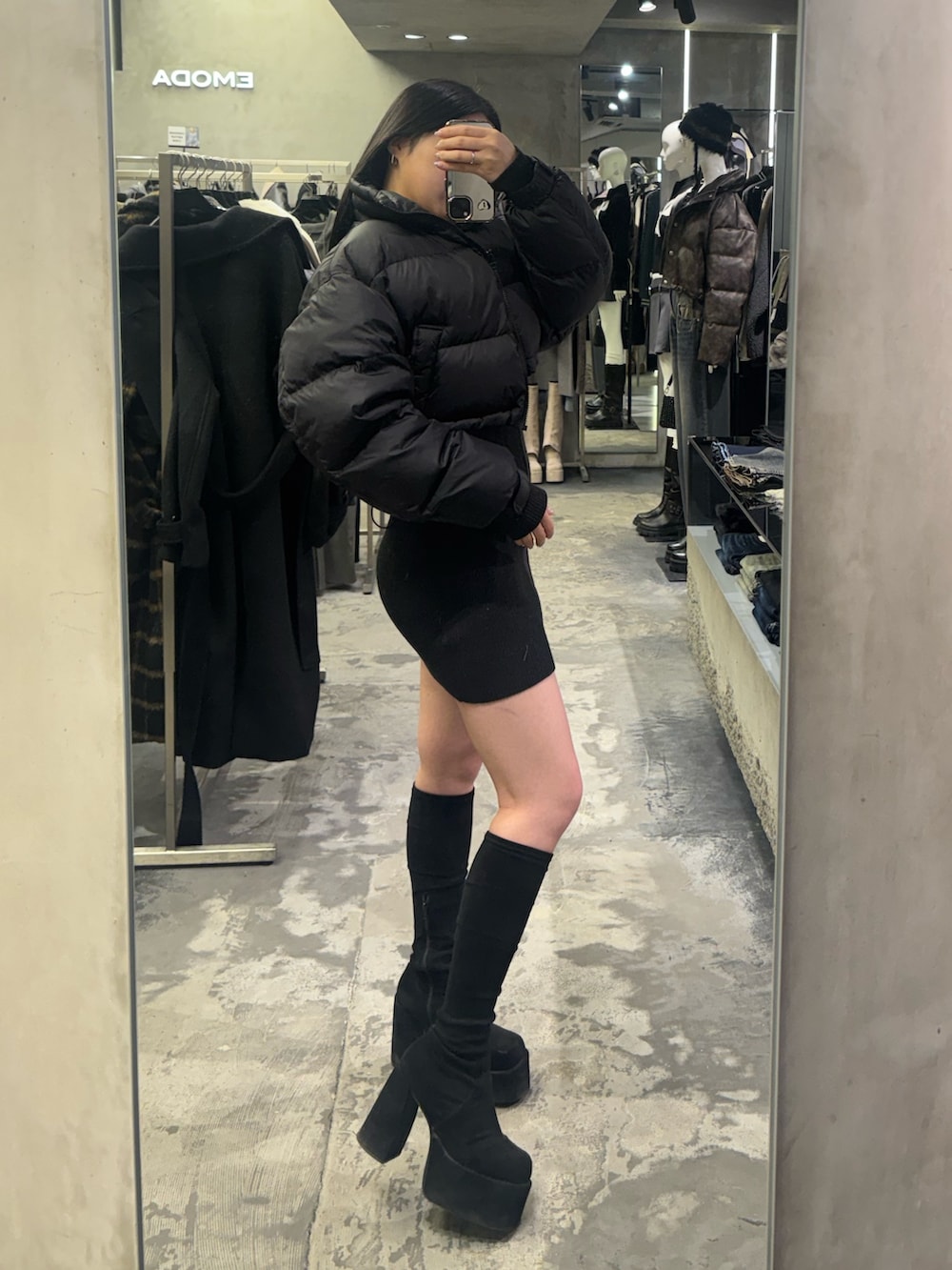 ブラック系のブーツ、グレー系のワンピース、ブラック系のブルゾンを着用したレディースの冬コーディネートの2枚目の写真