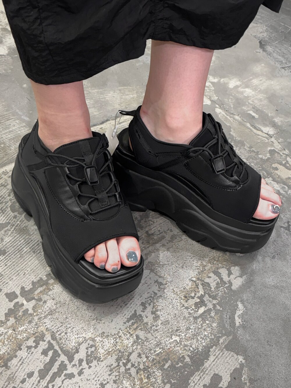 ブラック系のシャツ/ブラウス、ブラック系のサンダル、ブラック系のスカートを着用したレディースの夏コーディネートの6枚目の写真