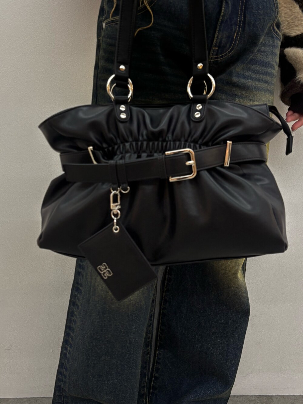 ブラウン系のブーツ、ブルー系のデニムパンツ、ブラウン系のニット/セーターを着用したレディースの冬コーディネートの6枚目の写真