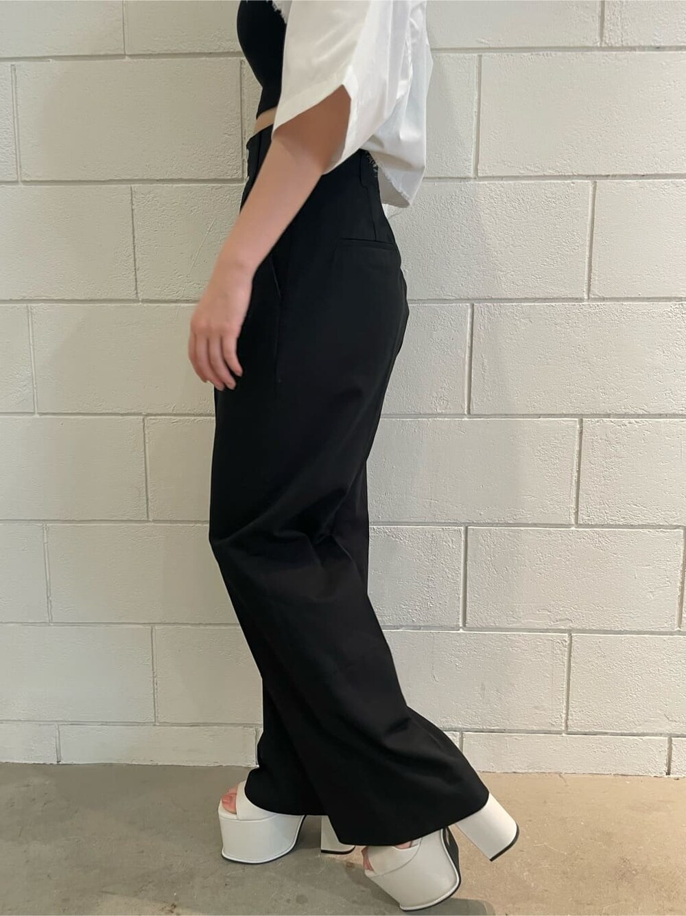 ホワイト系のサンダル、ブラック系のその他パンツ、ホワイト系のシャツ/ブラウスを着用したレディースの春コーディネートの9枚目の写真