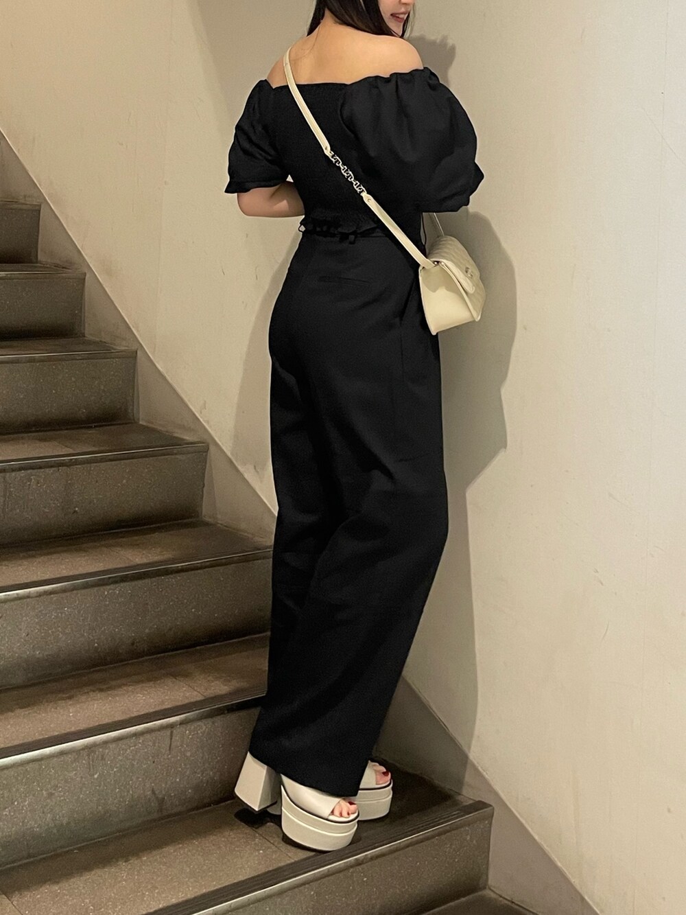 ブラック系のシャツ/ブラウス、ブラック系のその他パンツ、ホワイト系のサンダルを着用したレディースの春コーディネートの3枚目の写真