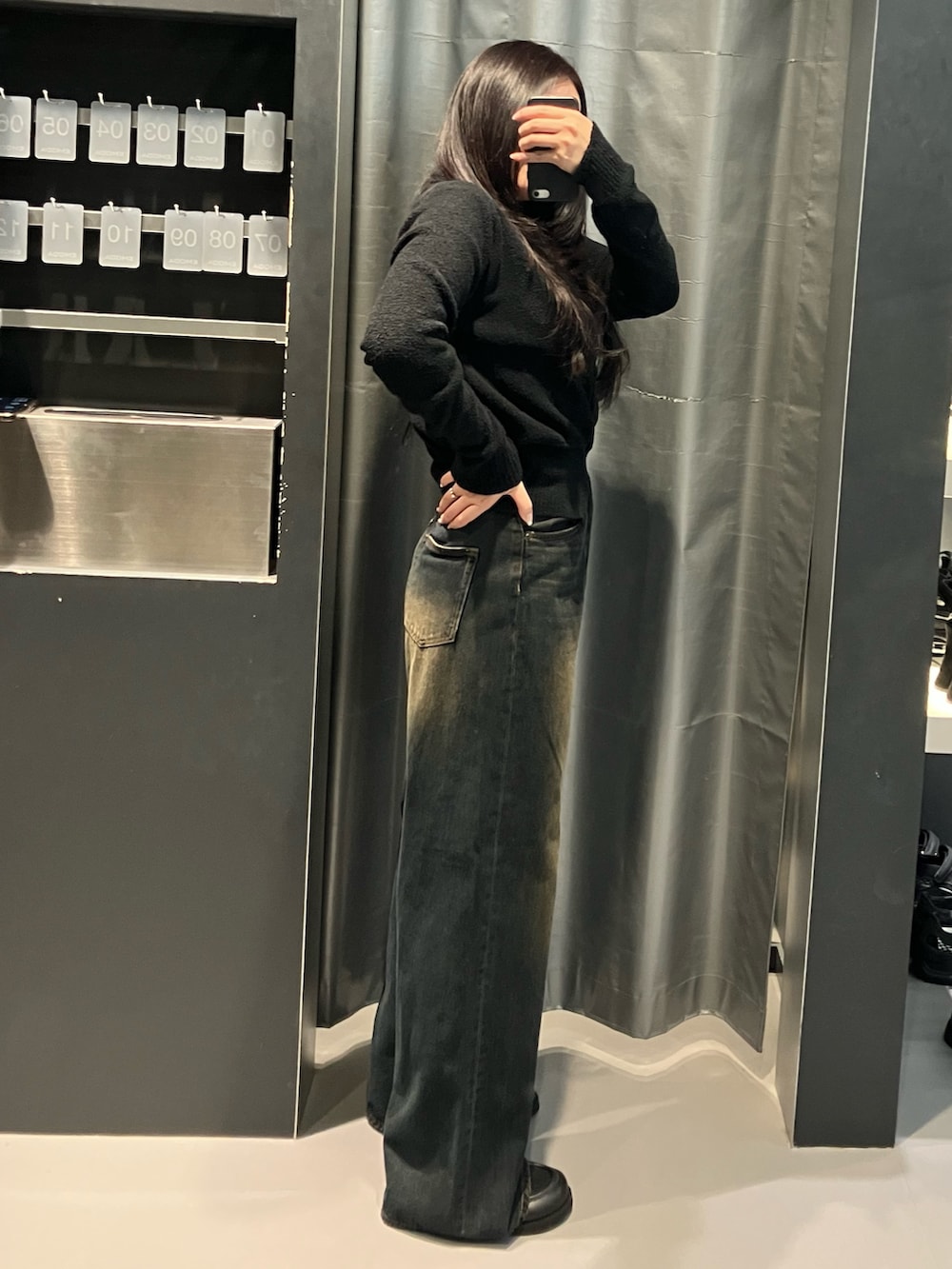 ブラック系のカーディガン/ボレロ、ブラック系のローファー、グレー系のその他を着用したレディースの秋コーディネートの2枚目の写真