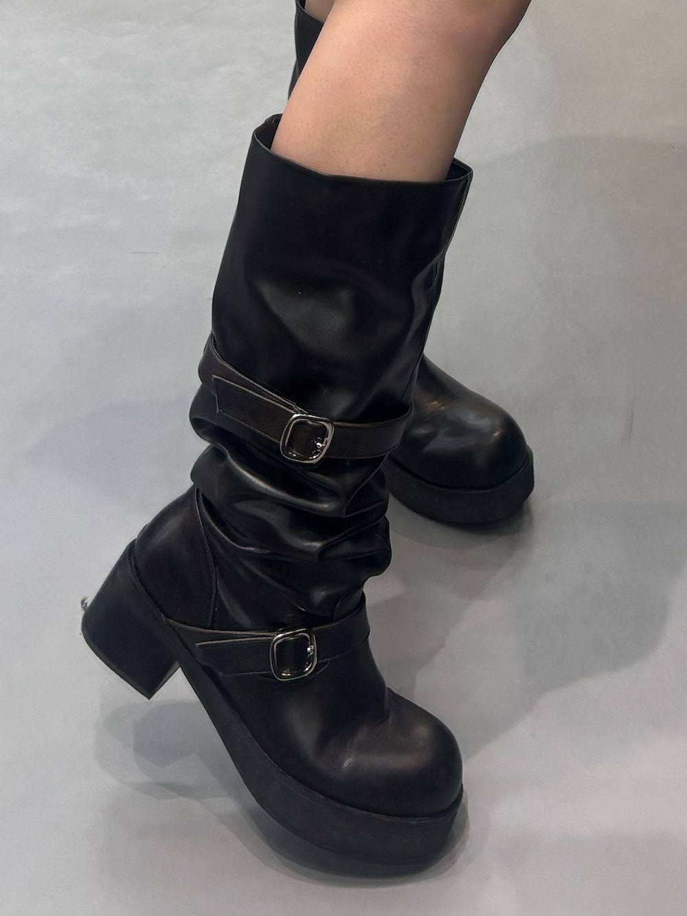 ブラック系のブーツ、グレー系のスカート、グレー系のニット/セーターを着用したレディースの春コーディネートの5枚目の写真