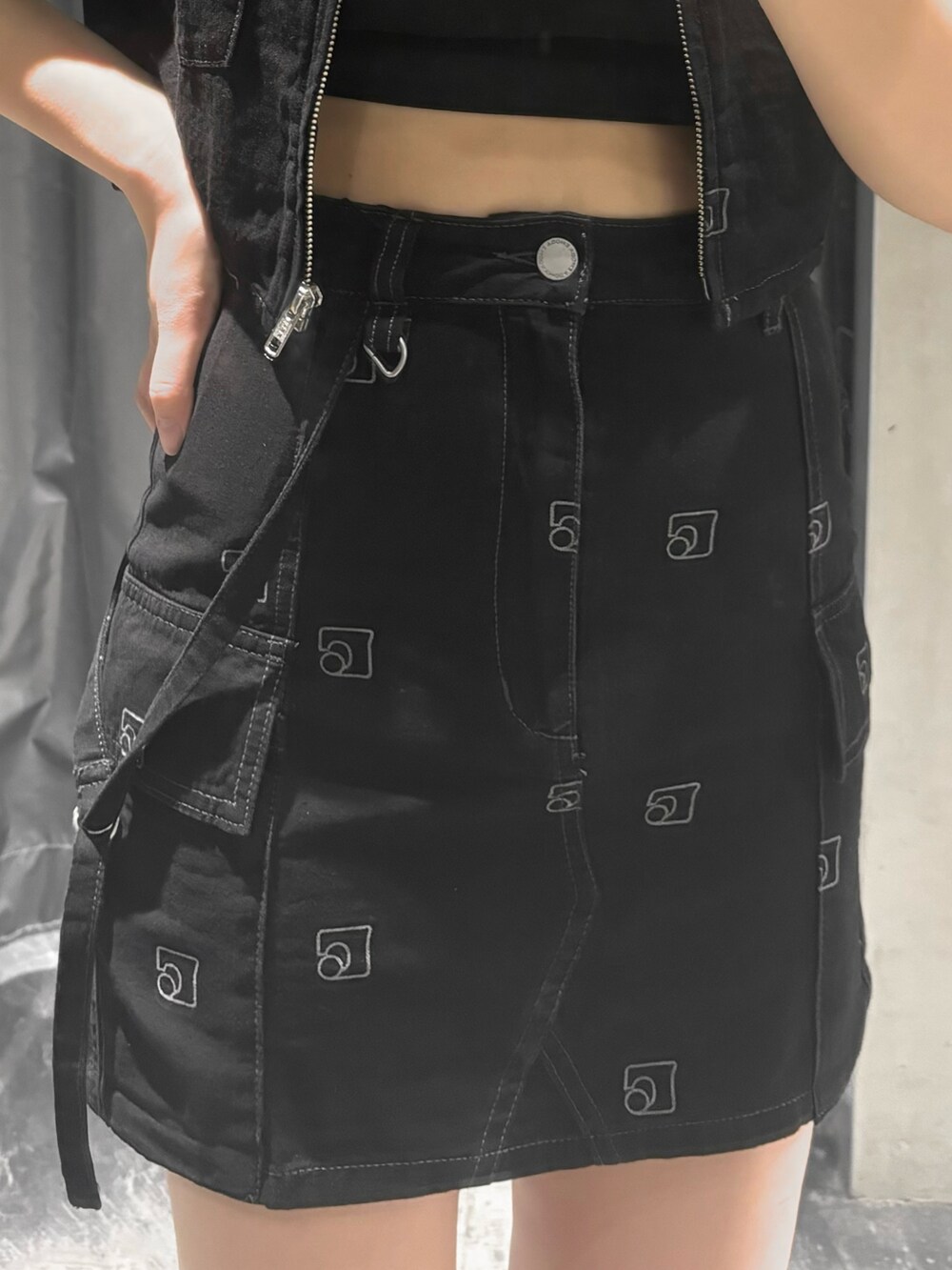 ブラック系のシャツ/ブラウス、ブラック系のデニムスカート、ブラック系のサンダルを着用したレディースの夏コーディネートの4枚目の写真