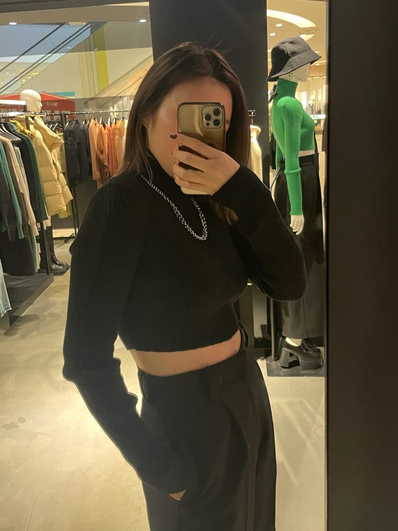 ブラック系のその他パンツ、ブラック系のブーツ、ブラック系のニット/セーターを着用したレディースの冬コーディネートの3枚目の写真