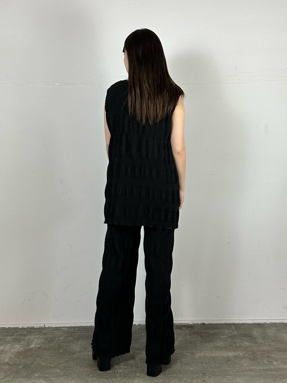 ブラック系のTシャツ/カットソー、ブラック系のその他パンツ、ブラック系のサンダルを着用したレディースの春コーディネートの3枚目の写真