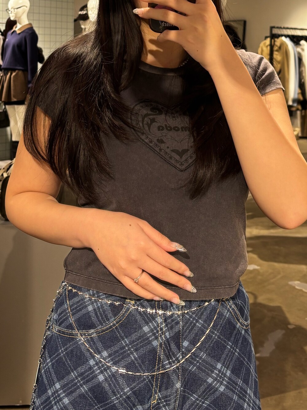 ブラック系のスニーカー、ブルー系のデニムパンツを着用したレディースの冬コーディネートの2枚目の写真