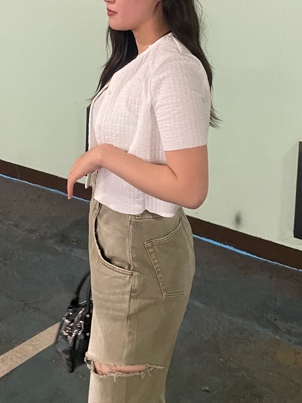 ブラック系のデニムパンツ、その他のハンドバッグ、ホワイト系のアンサンブルを着用したレディースの夏コーディネートの5枚目の写真