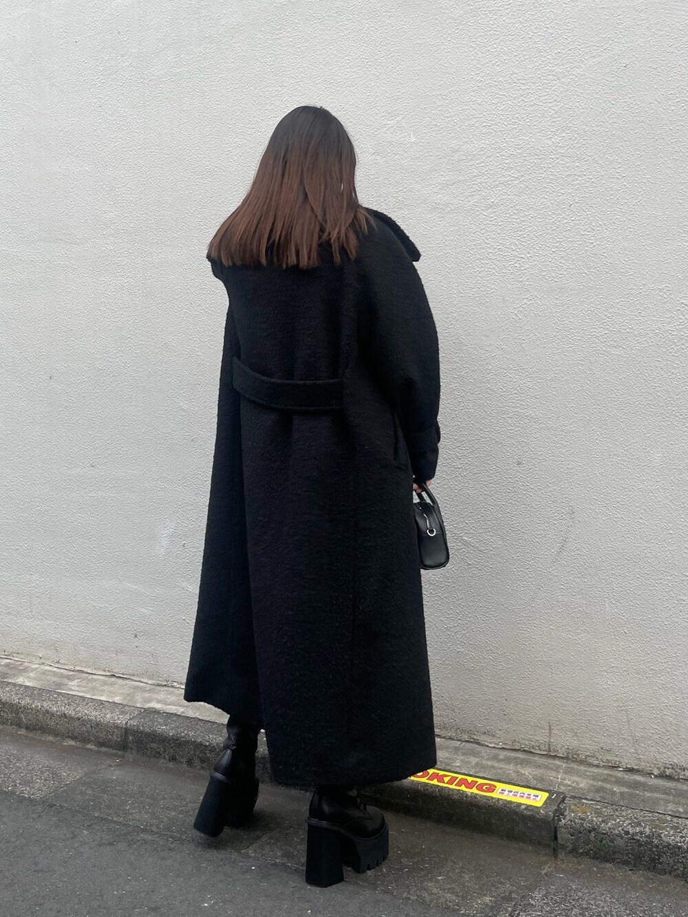 ブラック系のチェスターコート、その他のカーディガン/ボレロ、ブラック系のブーツを着用したレディースの冬コーディネートの3枚目の写真