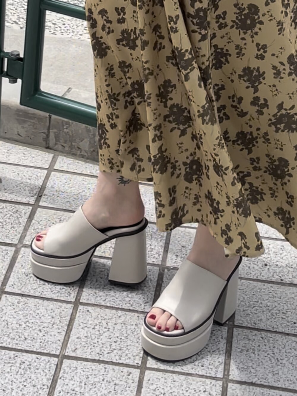 その他のワンピース、ホワイト系のサンダル、ベージュ系のハットを着用したレディースの春コーディネートの7枚目の写真