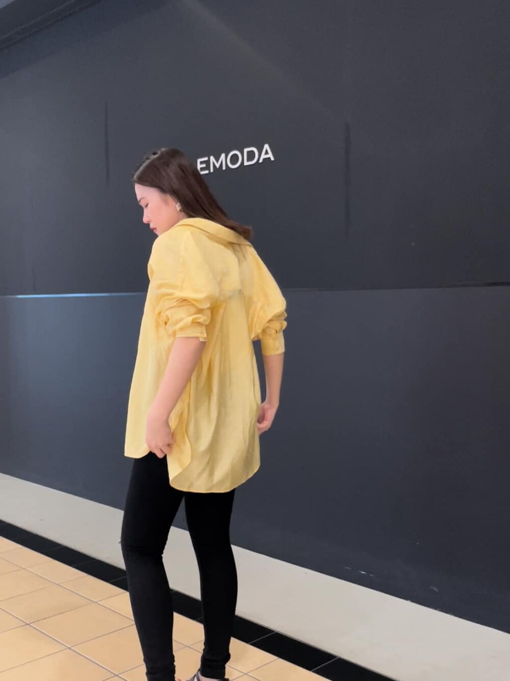 ブラック系のサンダル、ブラック系のデニムパンツ、ホワイト系のタンクトップを着用したレディースの夏コーディネートの3枚目の写真