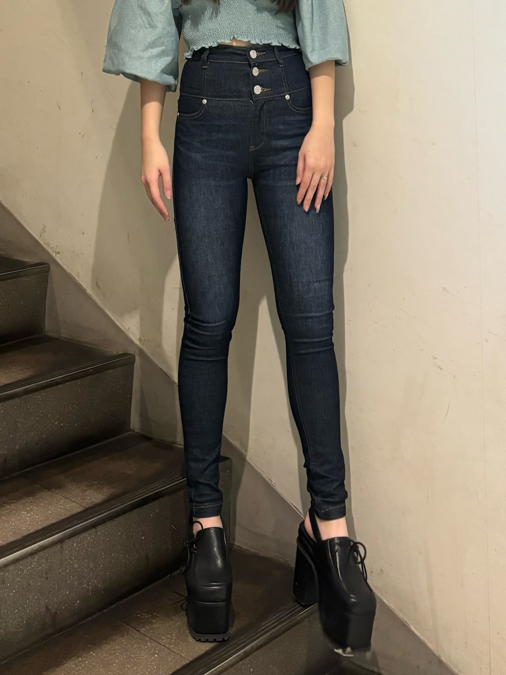 ブラック系のデニムパンツ、ブルー系のTシャツ/カットソーを着用したレディースの春コーディネートの7枚目の写真