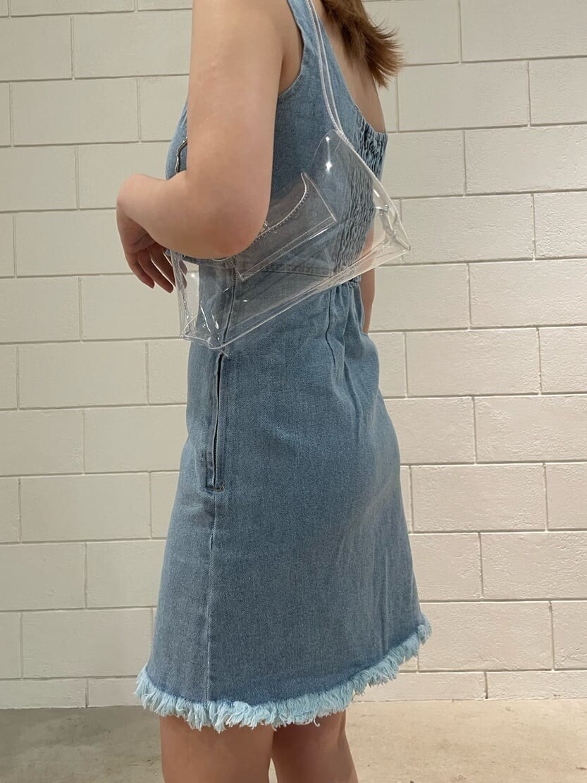 ブラック系のサンダル、その他のハンドバッグ、ブルー系のワンピースを着用したレディースの春コーディネートの4枚目の写真