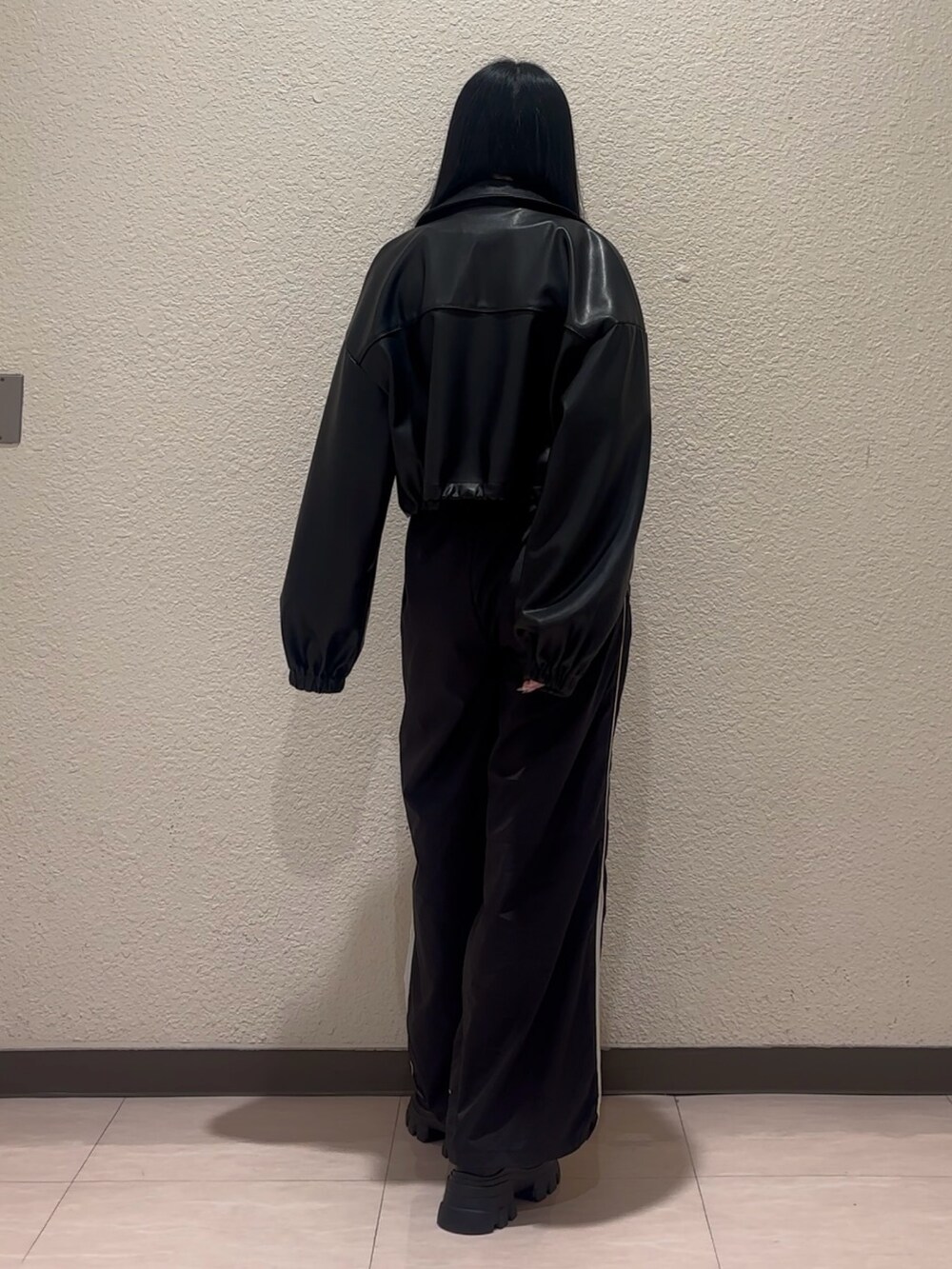 ブラウン系のローファー、グレー系のTシャツ/カットソー、ブラック系のその他パンツを着用したレディースの春コーディネートの2枚目の写真