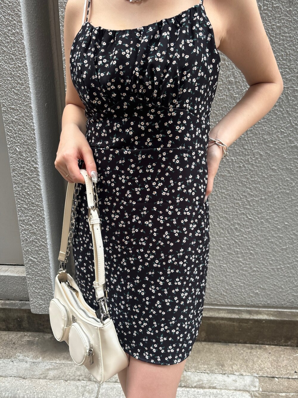 ホワイト系のサンダル、ホワイト系のショルダーバッグ、その他のワンピースを着用したレディースの夏コーディネートの6枚目の写真