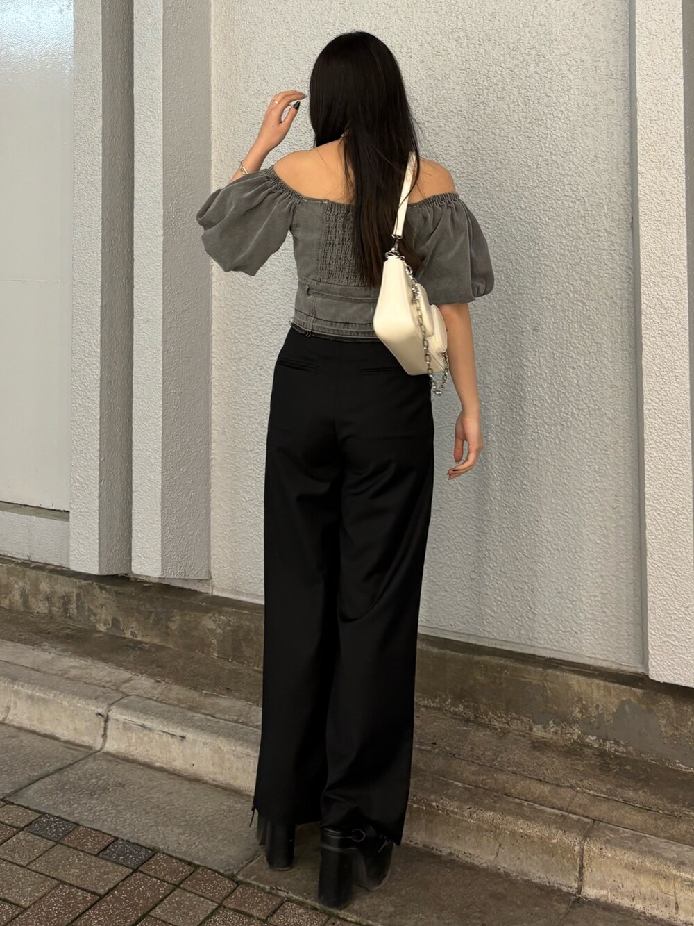 ブラック系のその他パンツ、グレー系のシャツ/ブラウス、ブラック系のサンダルを着用したレディースの春コーディネートの2枚目の写真