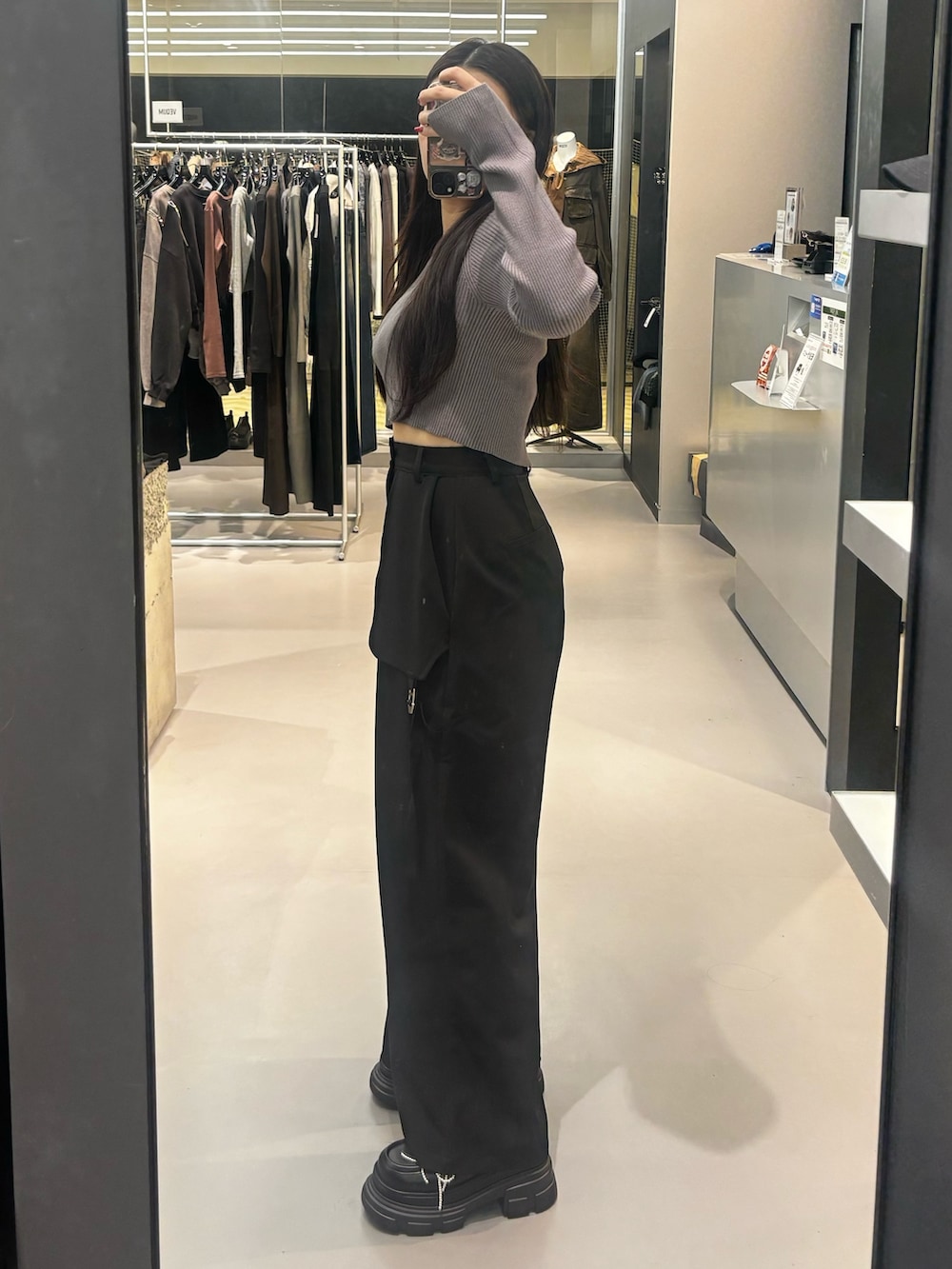 ブラック系のローファー、ホワイト系のニット/セーター、ブラック系のその他パンツを着用したレディースの秋コーディネートの2枚目の写真